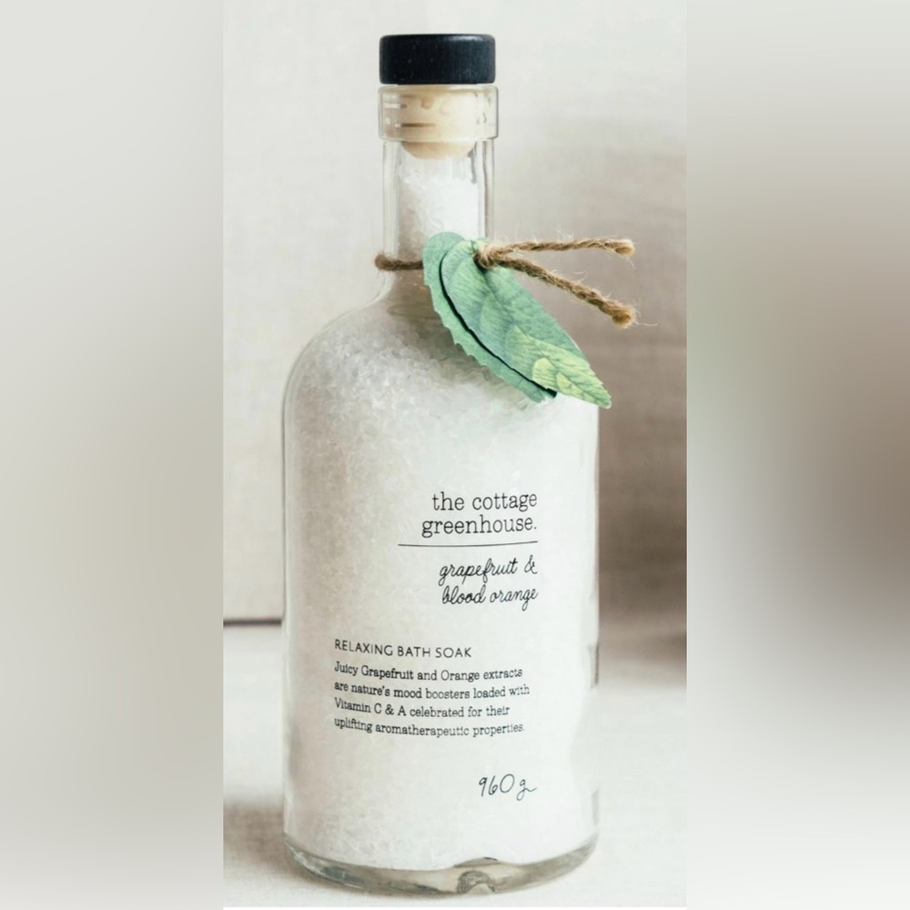 The Cottage Greenhouse Grapefruit & Blood Orange Bath Soak - White